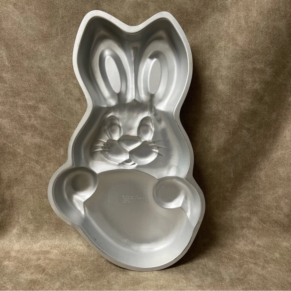 Vintage 1979 Wilton Easter Bunny with Egg Cake Party Pan